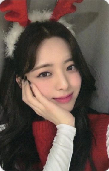 Yuna ITZY photocard from Set Benefit