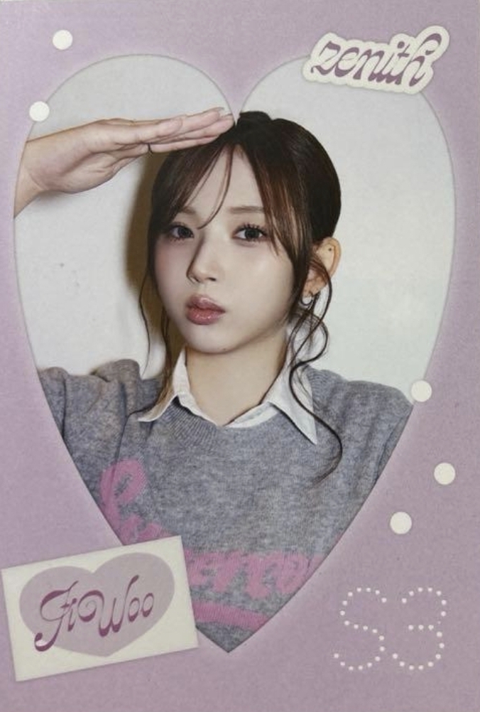 Jiwoo tripleS photocard from Visual Card