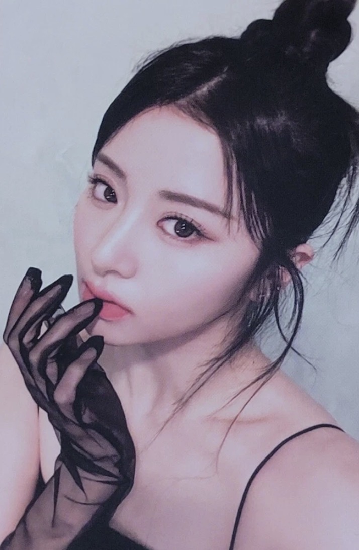 Yunjin LE SSERAFIM photocard - UNFORGIVEN Photocard