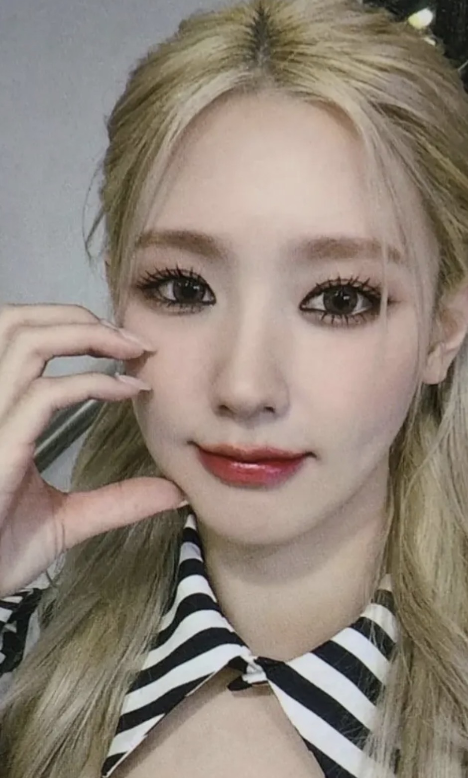 Miyeon I-DLE photocard from Benefit