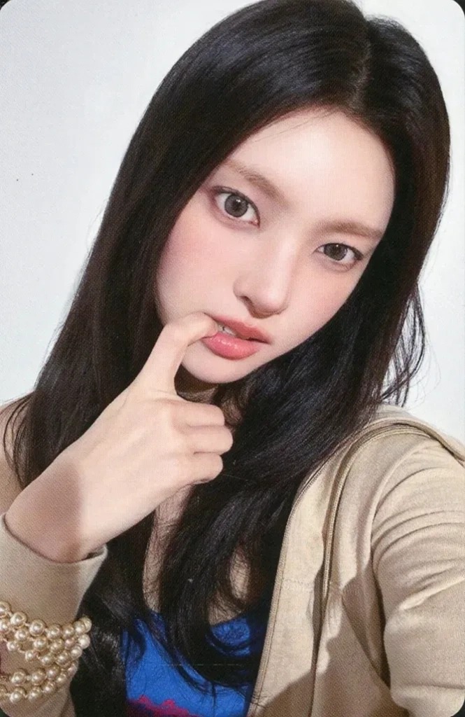 Yunah ILLIT photocard from Photocard