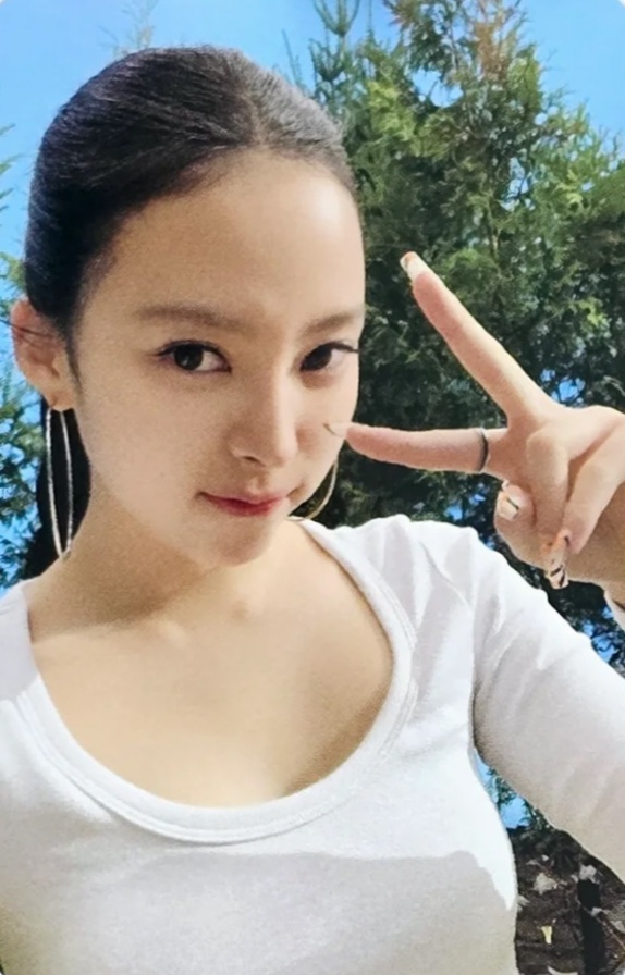 Narin MEOVV photocard from Week 4