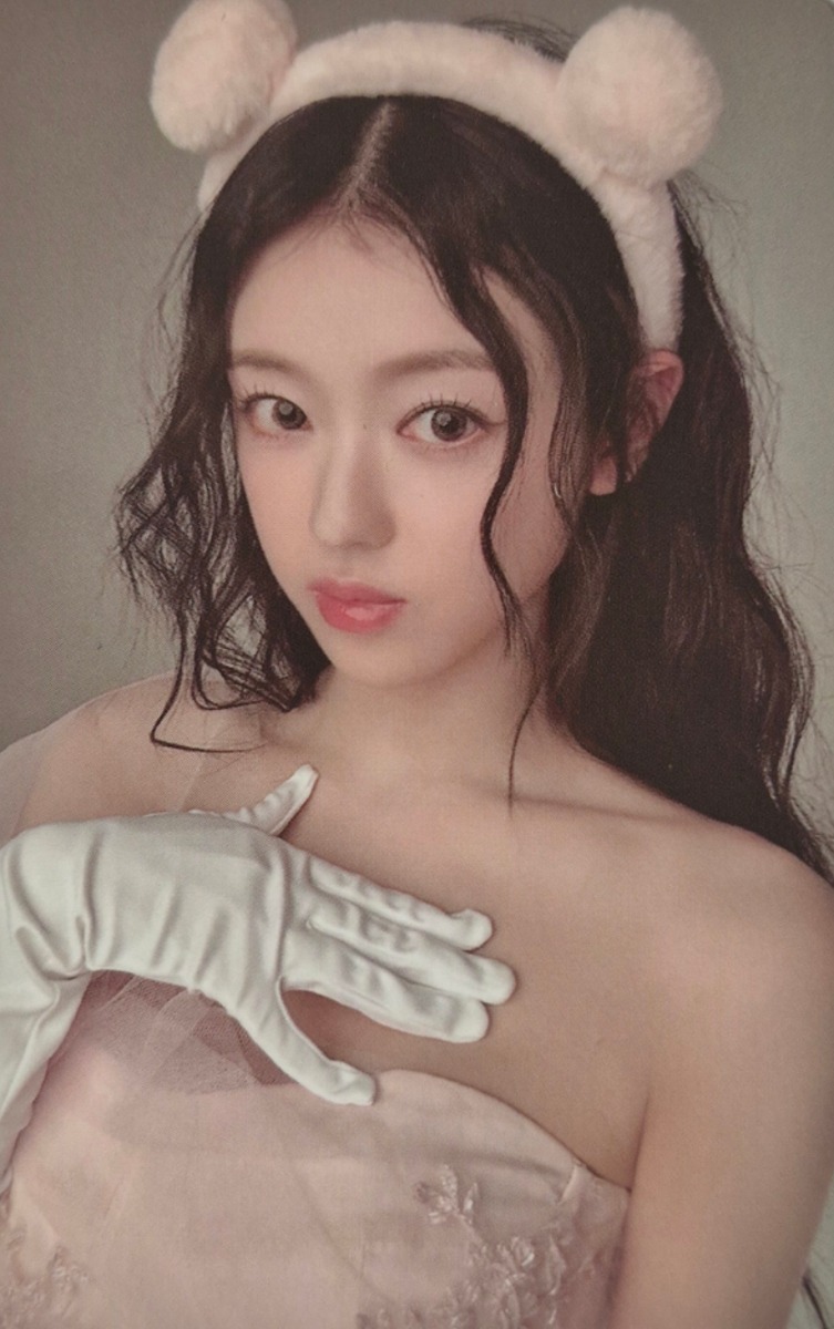 Yooa OH MY GIRL photocard - Dreamy Resonance Photocard