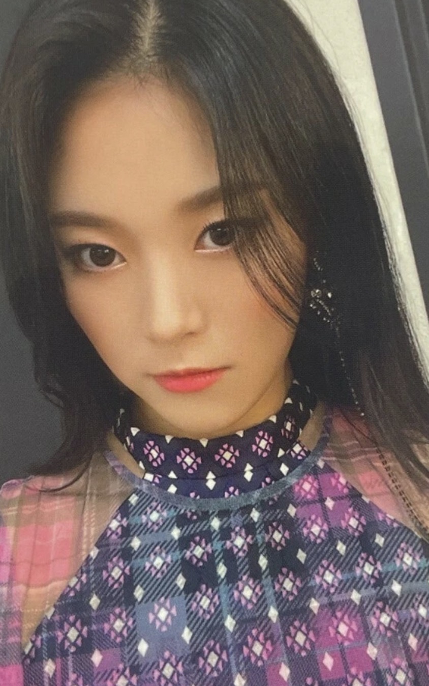 Hyunjin LOONA photocard - '&' Photocard