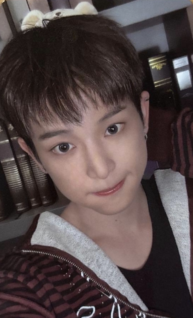 Weverse x M2 [On Your Artist] Photocard A