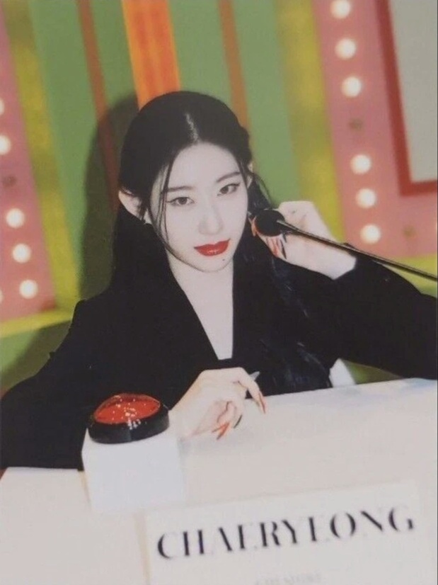 Chaeryeong ITZY photocard from Hidden Message Card