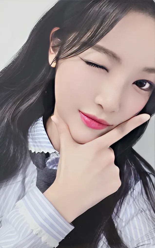 Yuha Hearts2Hearts photocard from Benefit