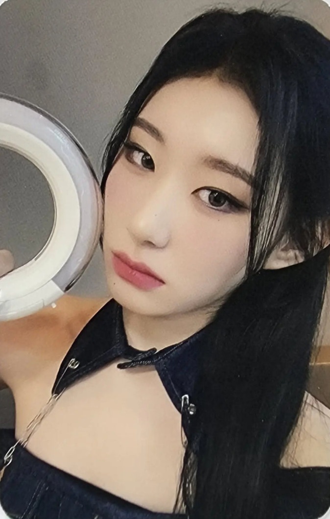 Chaeryeong ITZY photocard from Lucky Draw