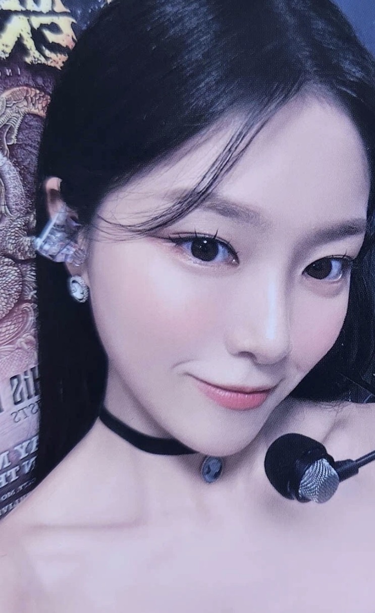 Hyunjin LOONA photocard from Trading Cards