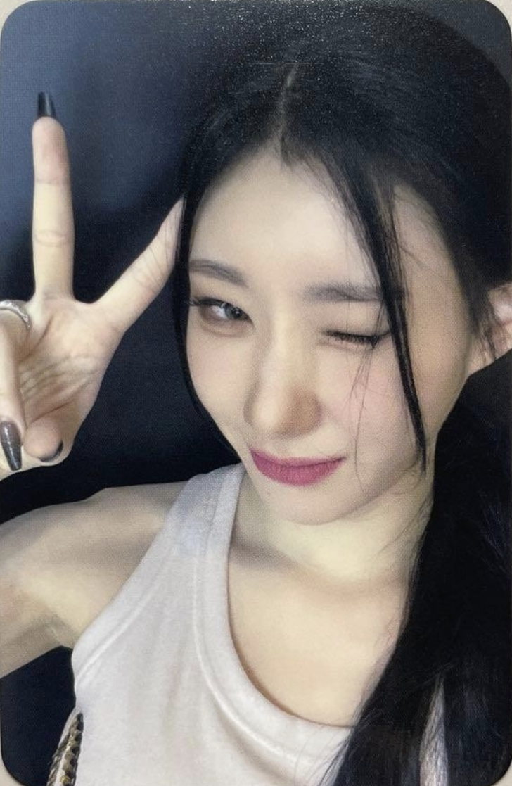 Chaeryeong ITZY photocard from Benefit