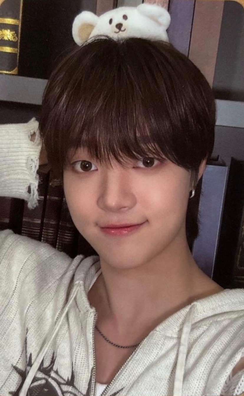 Weverse x M2 [On Your Artist] Photocard A
