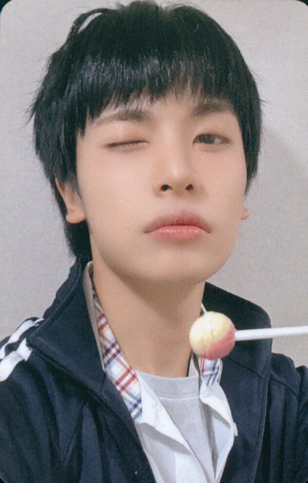 Yechan xikers photocard from Offline