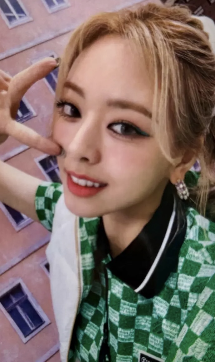 Yuna ITZY photocard from Benefit