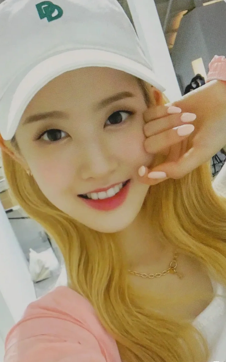 Sieun STAYC photocard from Benefit