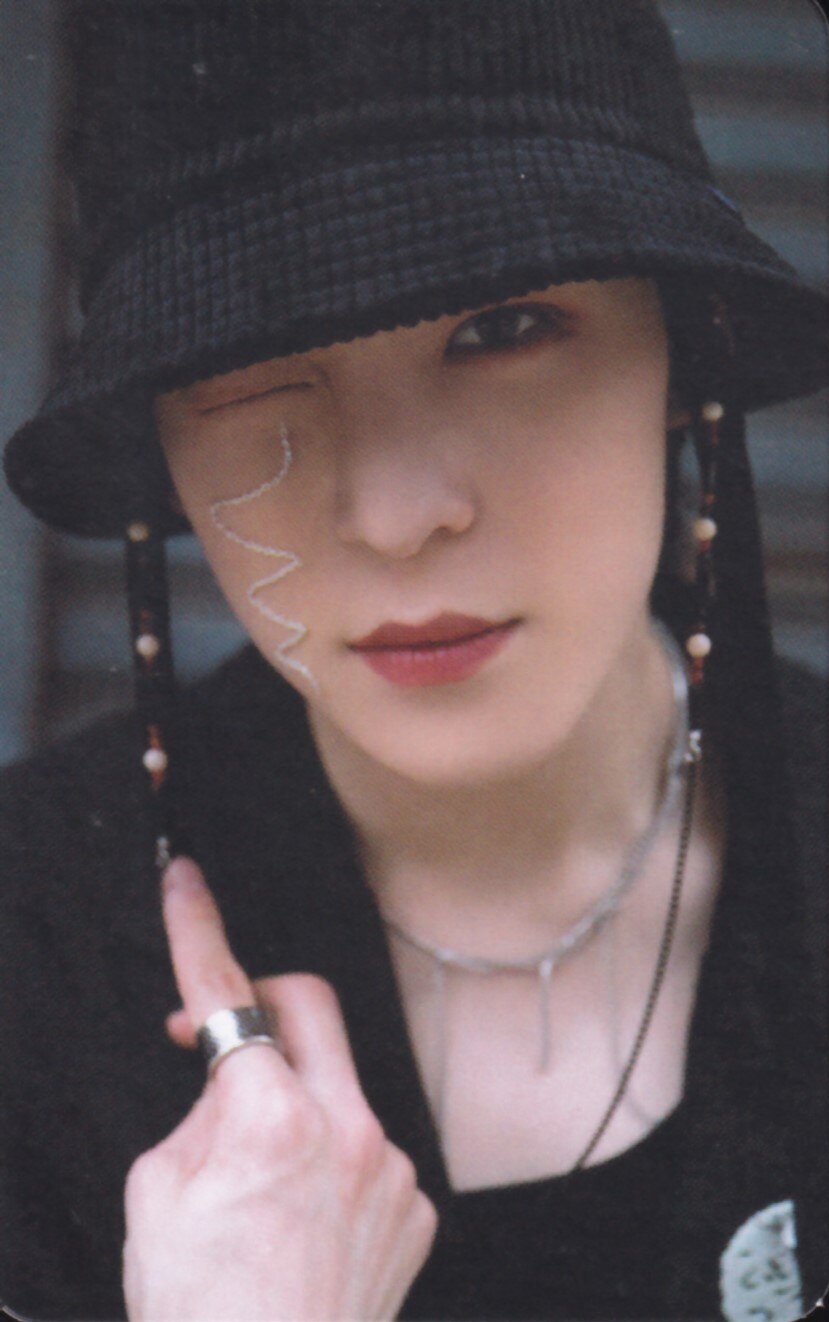 Yunho ATEEZ photocard - THE WORLD EP.2:
OUTLAW Mini Card (QR Type)