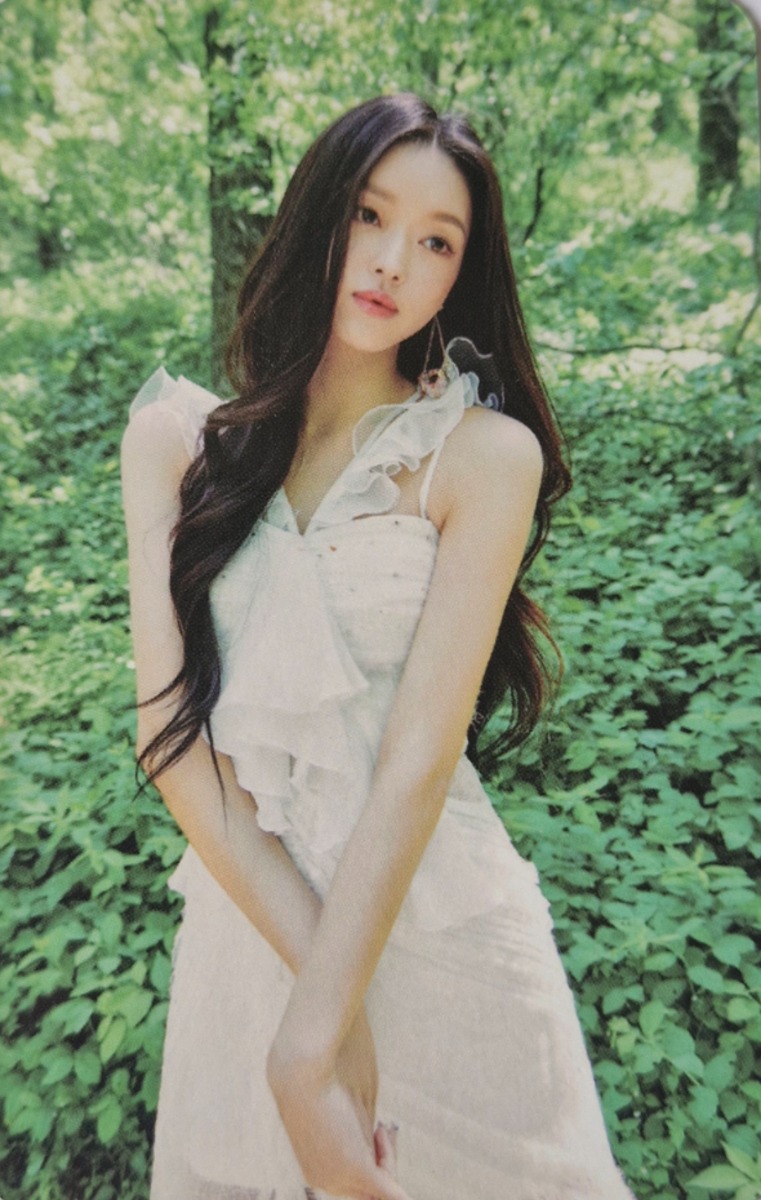 Yooa OH MY GIRL photocard from QR Card