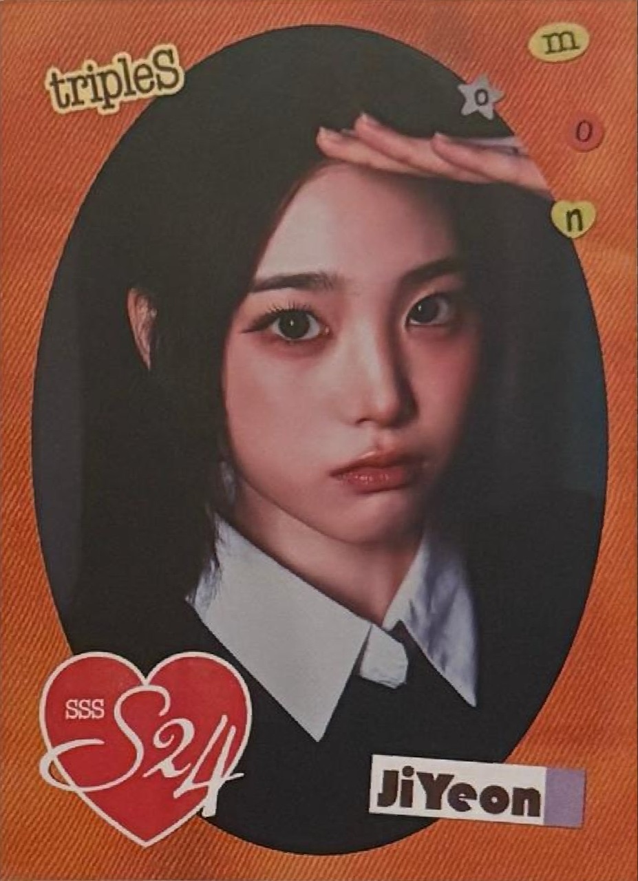 Jiyeon tripleS photocard from Visual Card