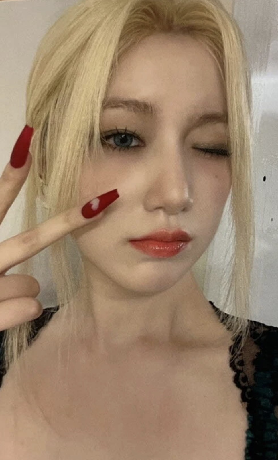Shuhua I-DLE photocard from Selfie Benefit