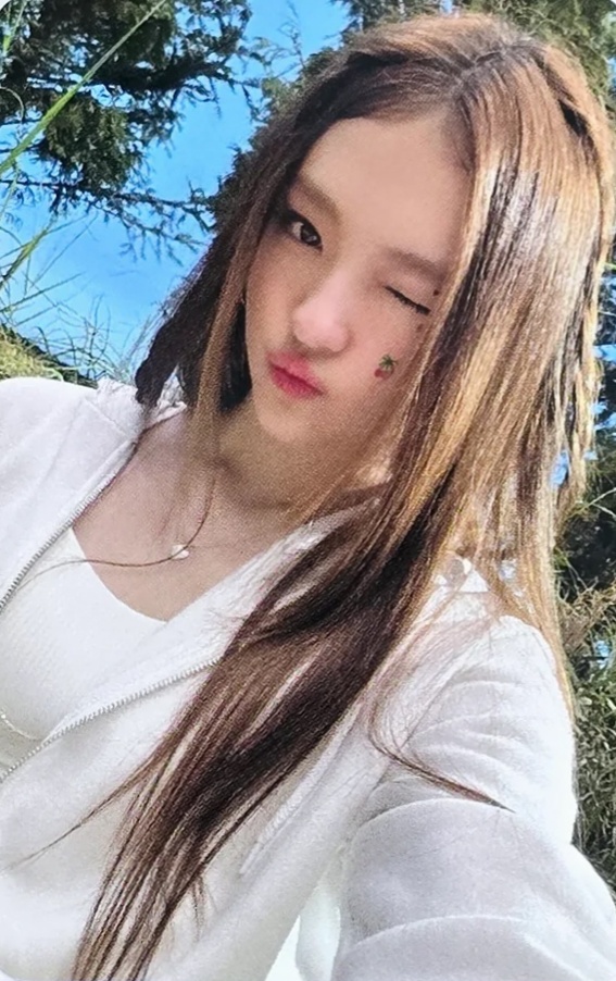 Ella MEOVV photocard from Week 4