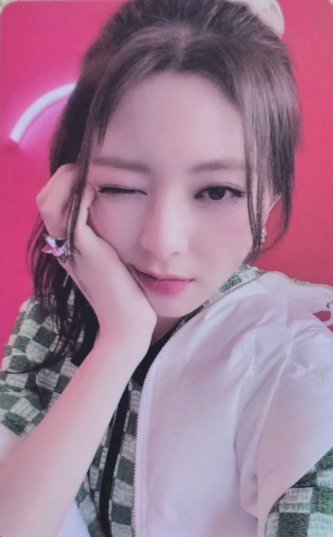 Yuna ITZY photocard from Lucky Draw