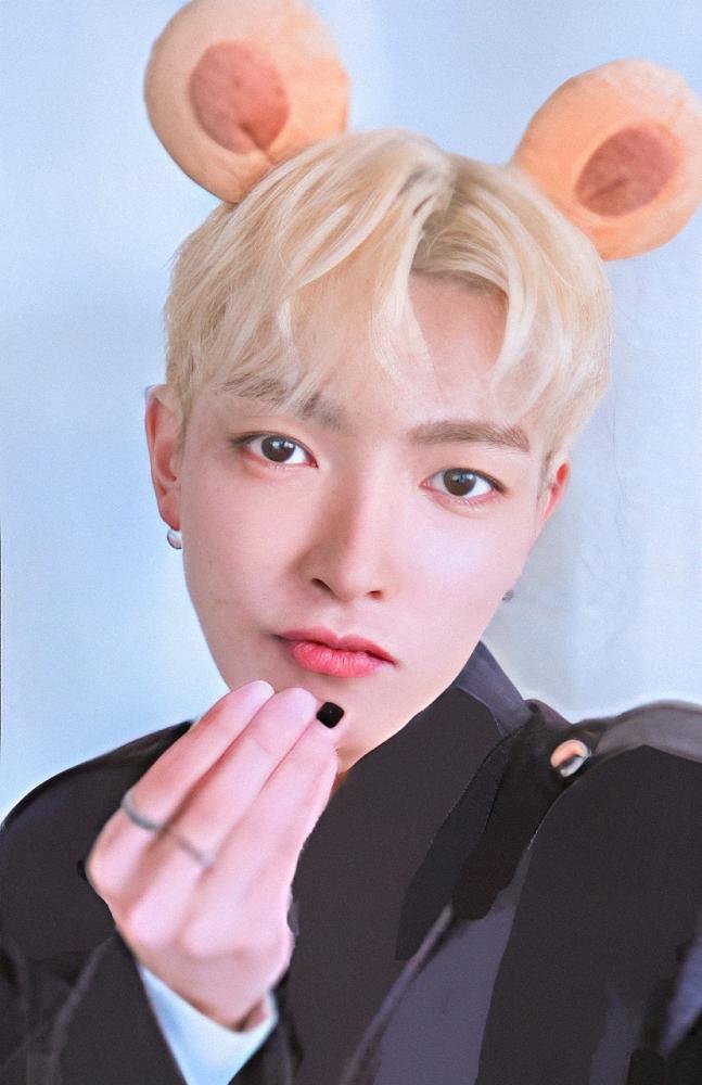 Hongjoong ATEEZ photocard from Random Trading Card