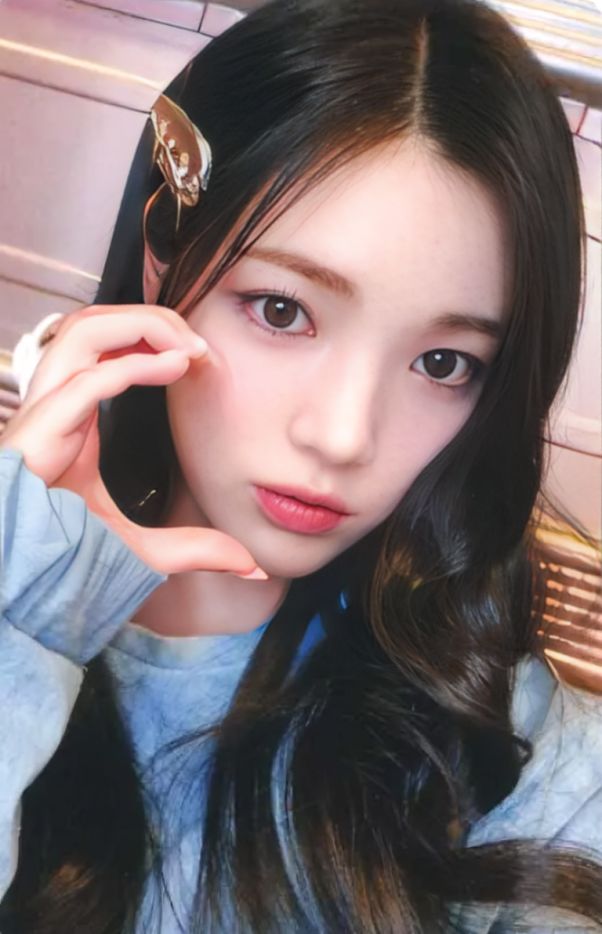 Yuha Hearts2Hearts photocard from Preorder