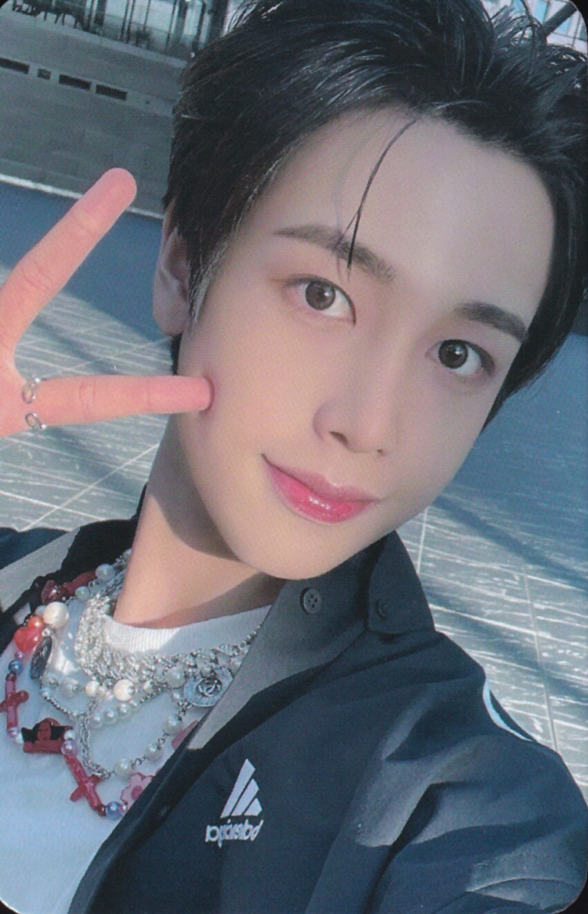 Hunter xikers photocard from Benefit (Platform ver.)