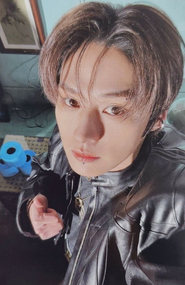 Lee Know Stray Kids photocard from Photocards