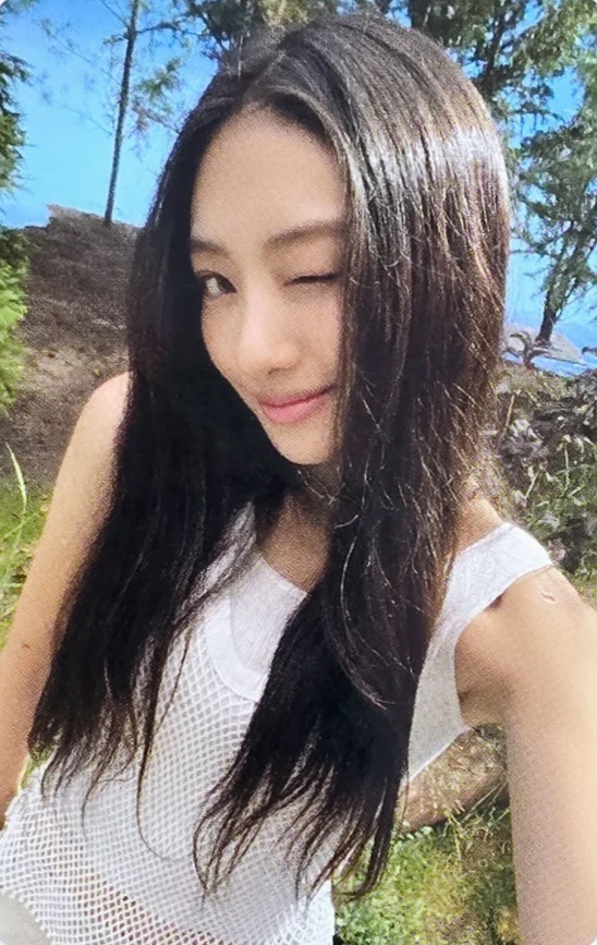 Gawon MEOVV photocard from Week 4