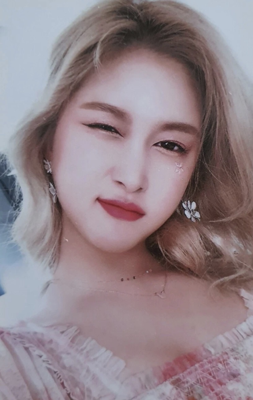 Dayoung Cosmic Girls photocard from Photocard