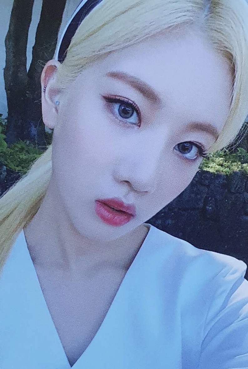 Kim Lip LOONA photocard - 12:00 Photocard