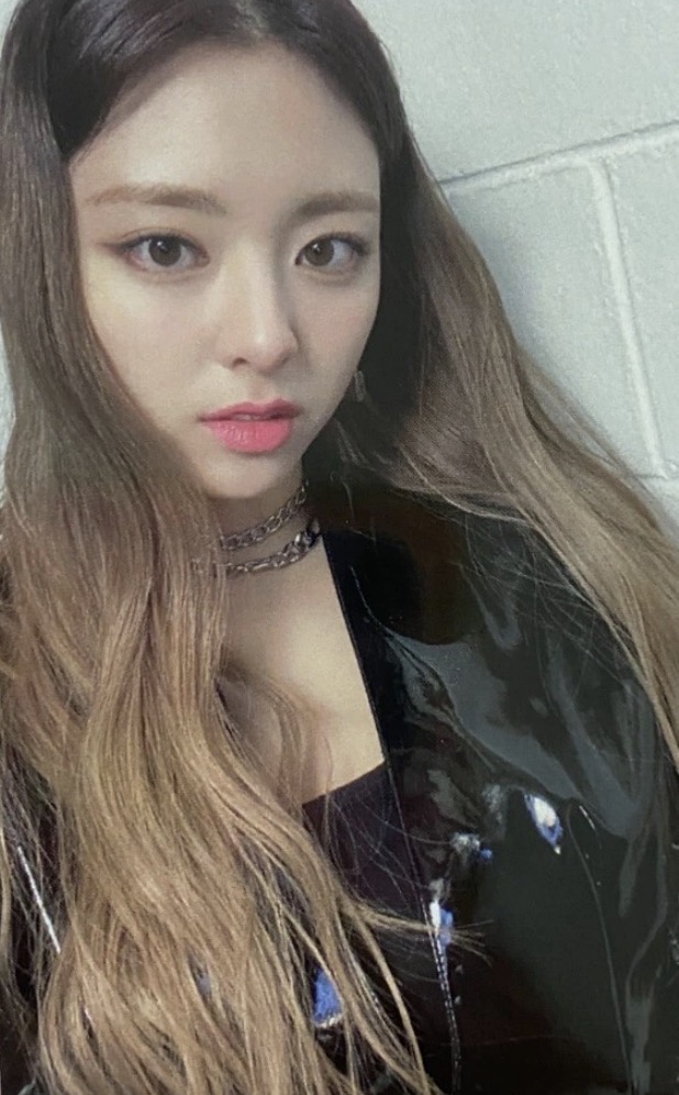 Yuna ITZY photocard from Benefit