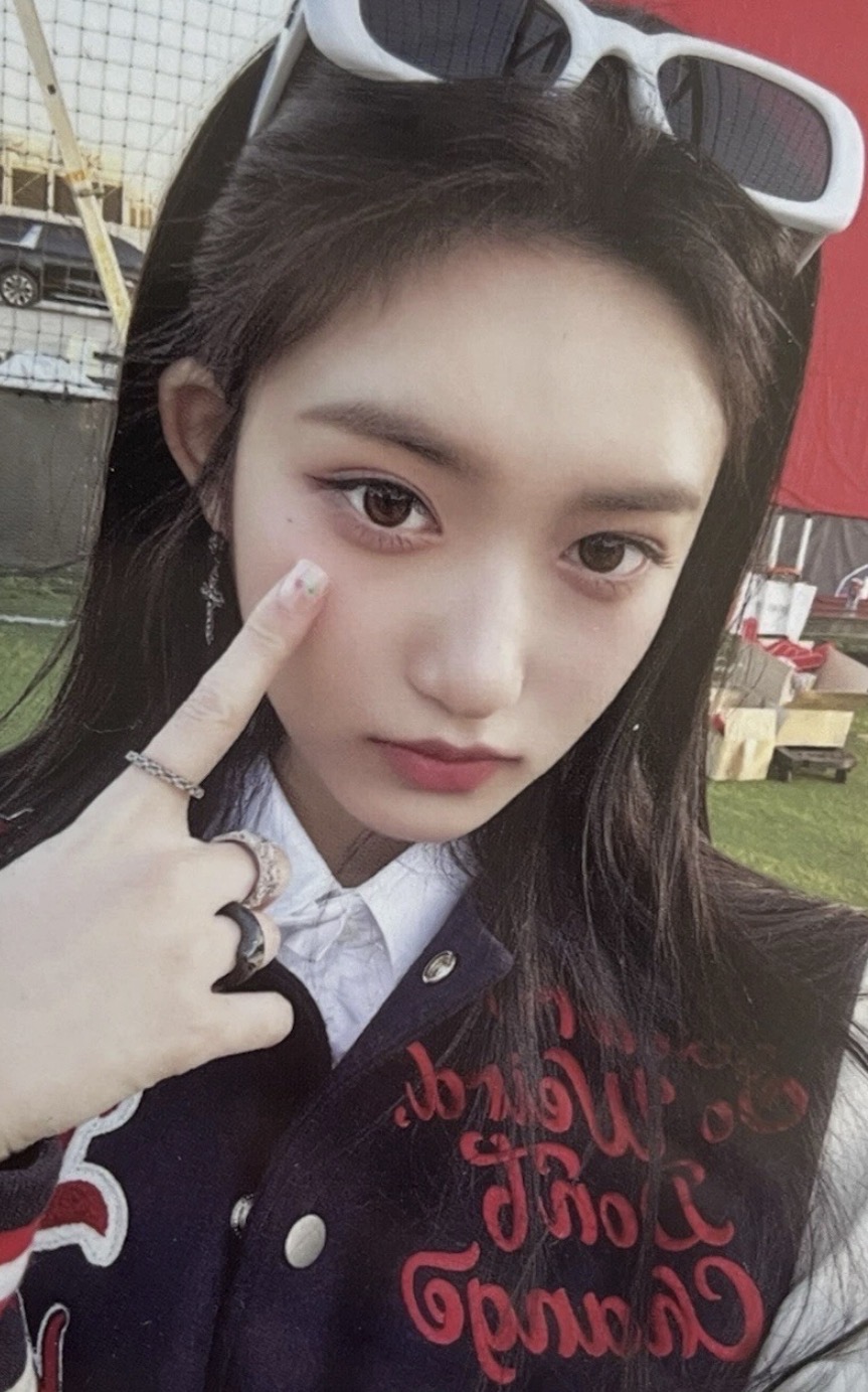 Starship Square 1.0 MV Photocard Set Benefit