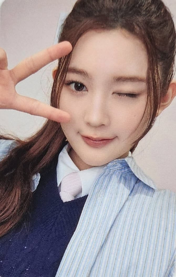 Ana Hearts2Hearts photocard from Offline
