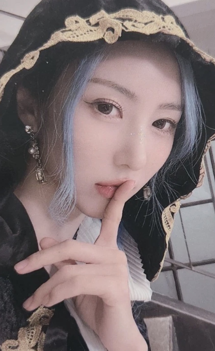 Yoohyeon Dreamcatcher photocard from Trading card 1.0 robe