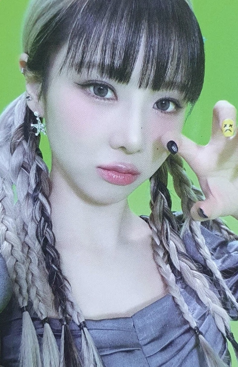 Yoohyeon Dreamcatcher photocard from Preorder Benefit