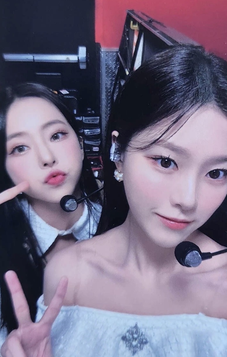 LOONATHEWORLD 1st World Tour Trading Cards