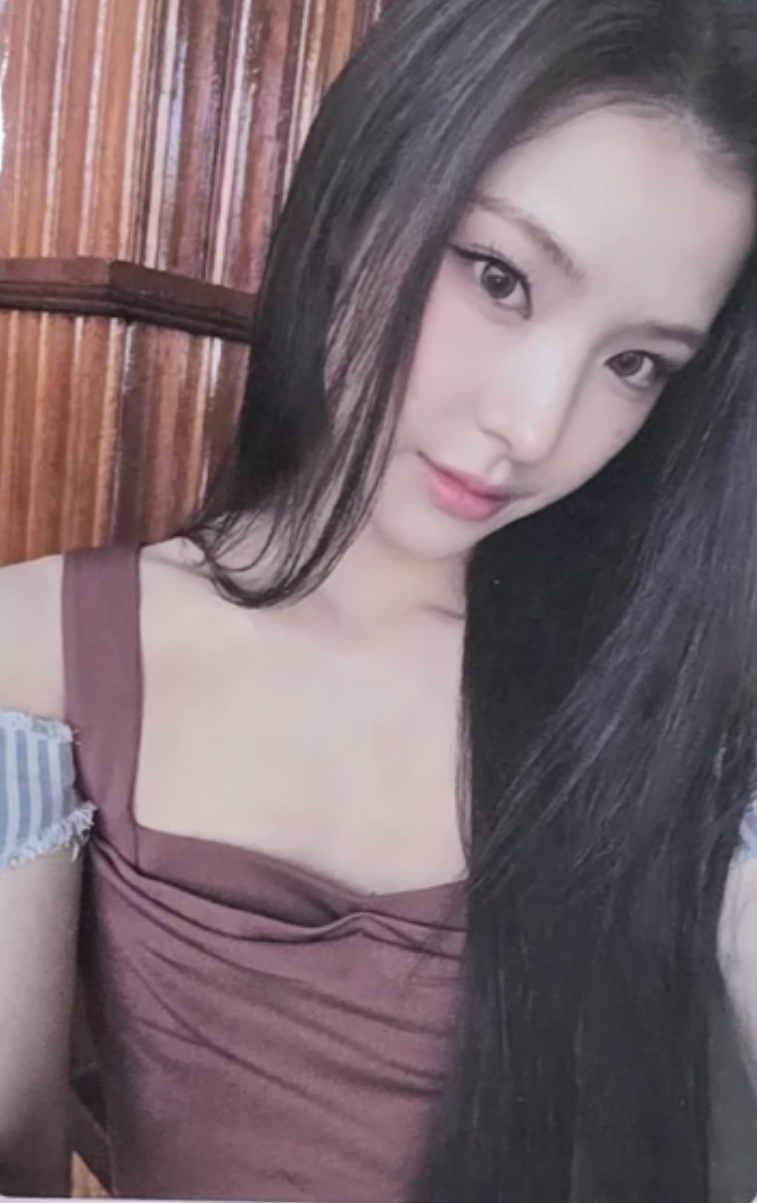 Mai izna photocard from Benefit