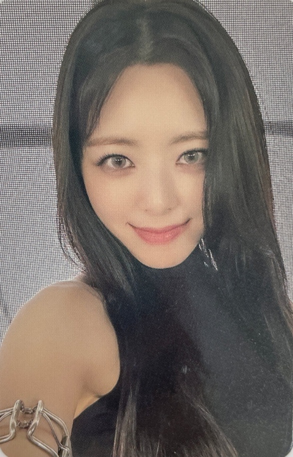 Yuna ITZY photocard from Set Benefit