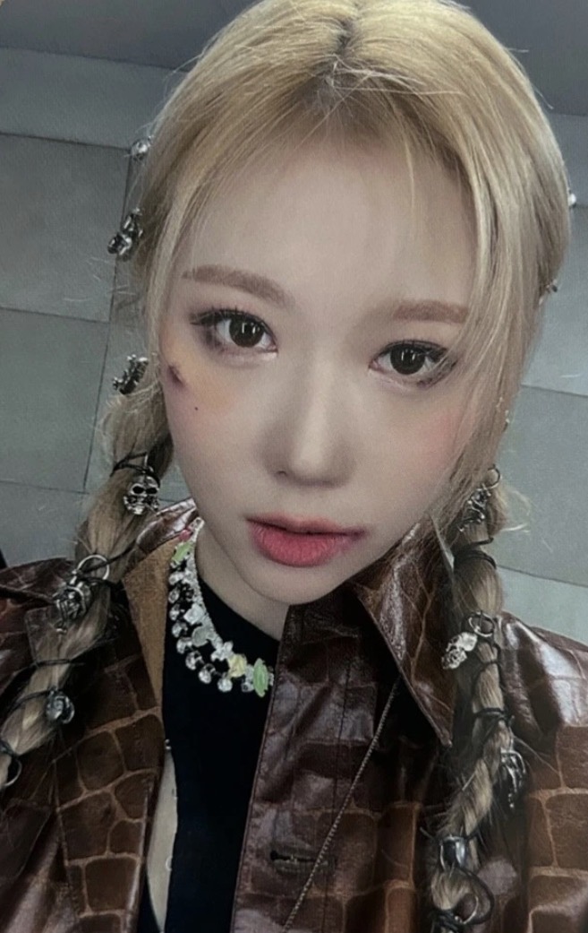 Handong Dreamcatcher photocard from Preorder Benefit