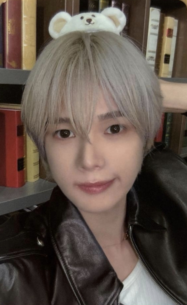 Weverse x M2 [On Your Artist] Photocard A