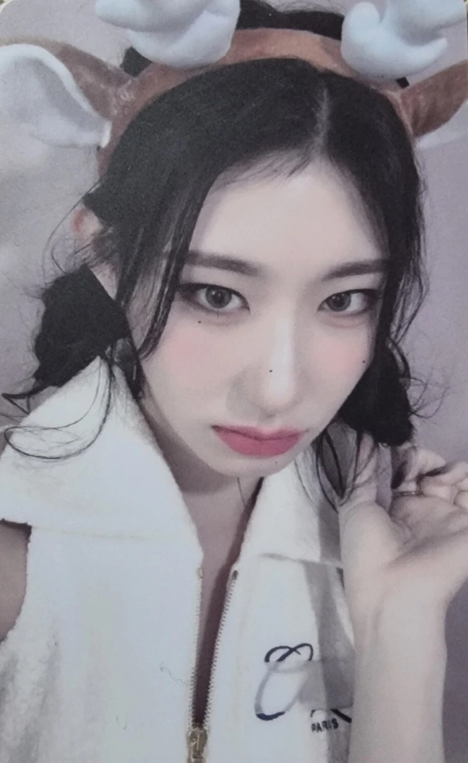 Chaeryeong ITZY photocard - Cheshire Lucky Draw