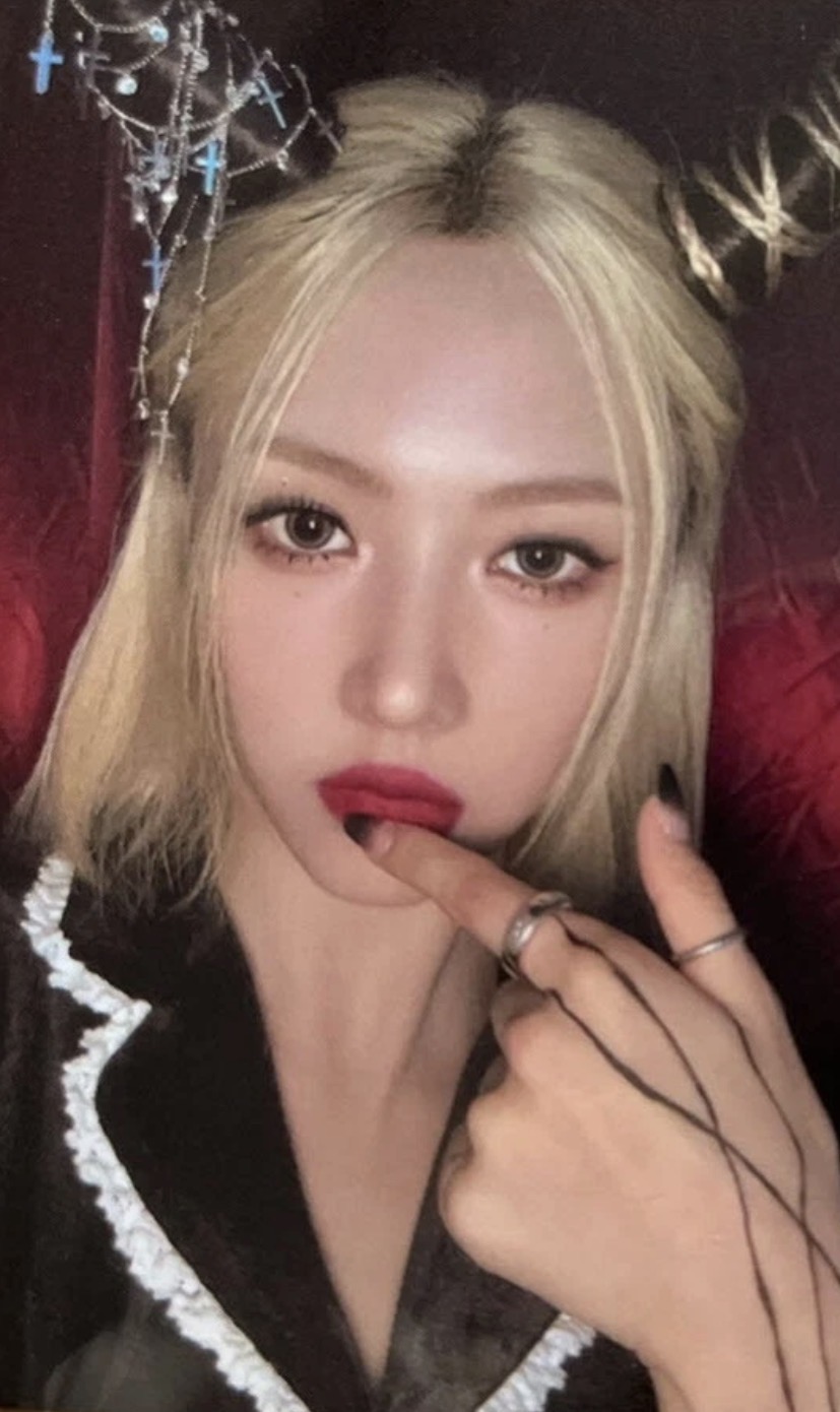 Yoohyeon Dreamcatcher photocard - VillainS Photocard