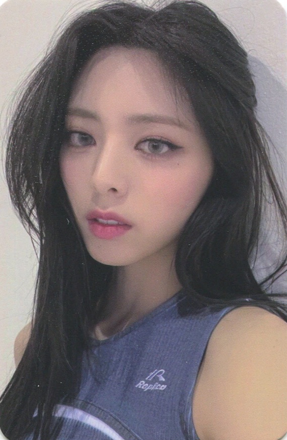 Yuna ITZY photocard - Cheshire Lucky Draw