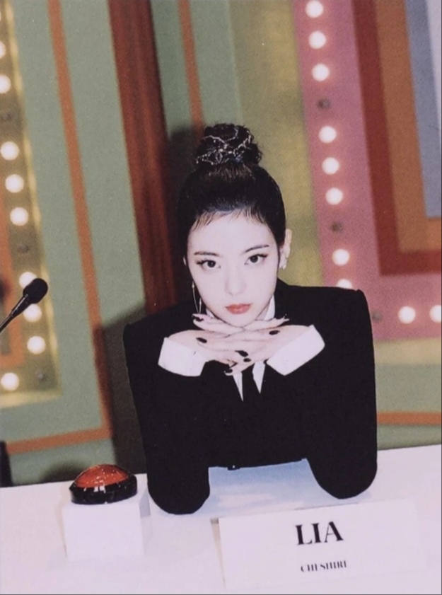 LIA ITZY photocard from Hidden Message Card