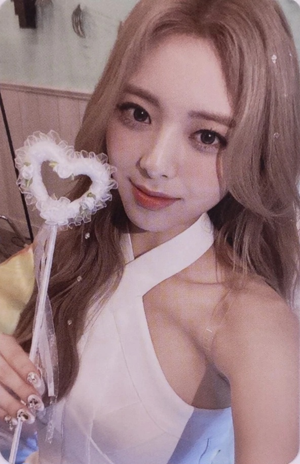 Yuna ITZY photocard - Cheshire Photocard