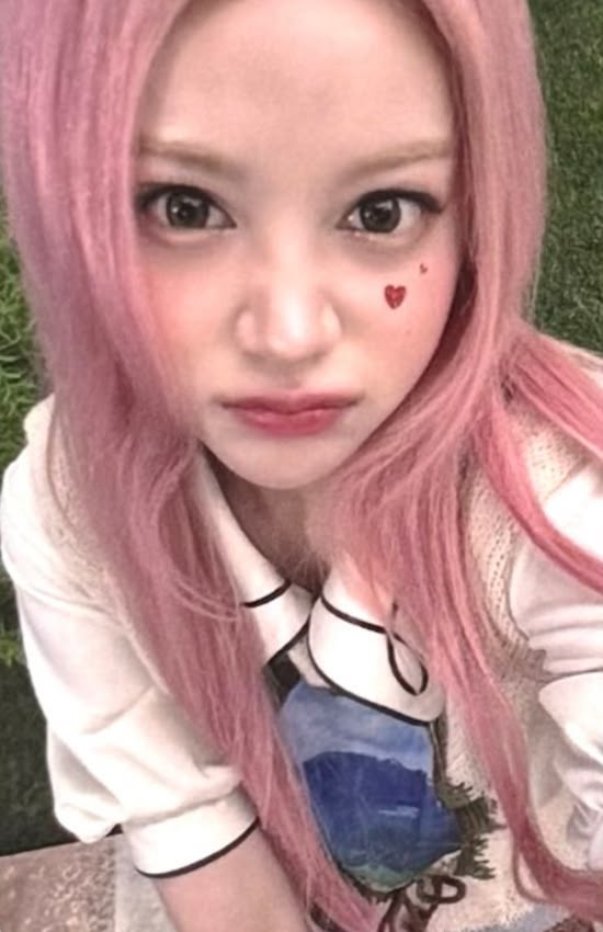 Carmen Hearts2Hearts photocard from Lucky Draw