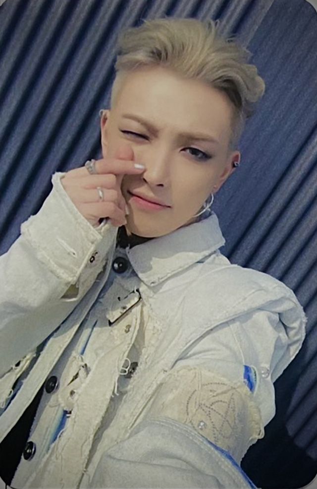 Hongjoong ATEEZ photocard from Preorder Benefit