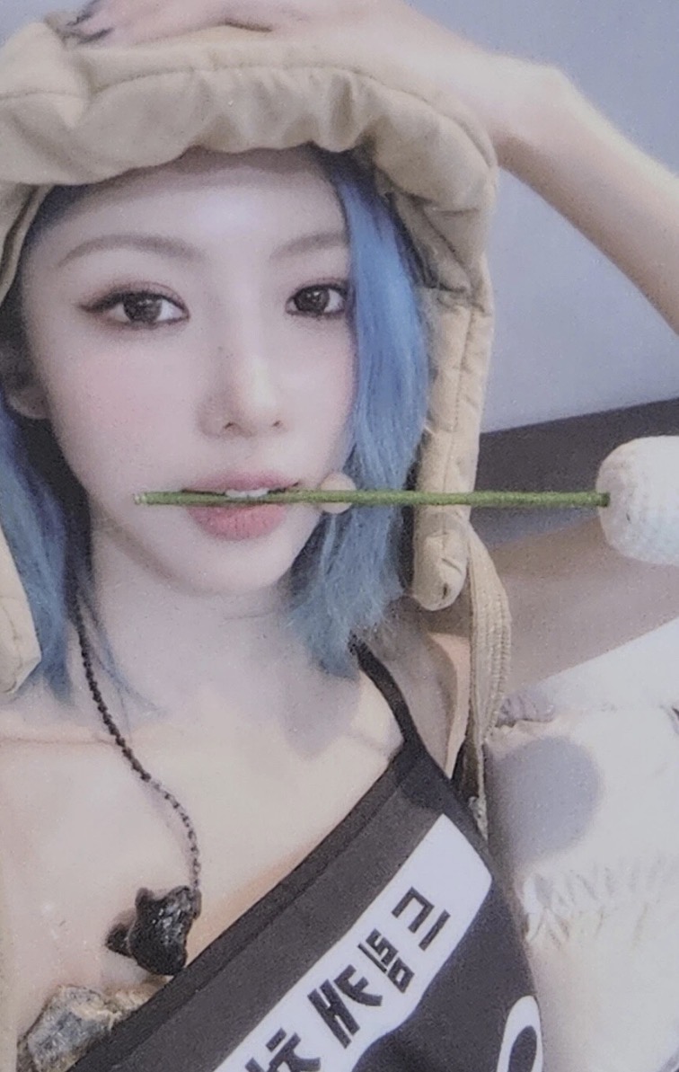 Yoohyeon Dreamcatcher photocard from Lucky Draw Benefit