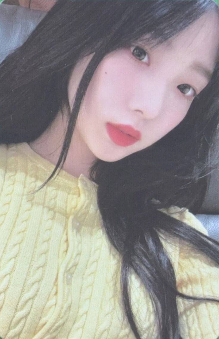 Yeojin LOONA photocard from Trading Card Set